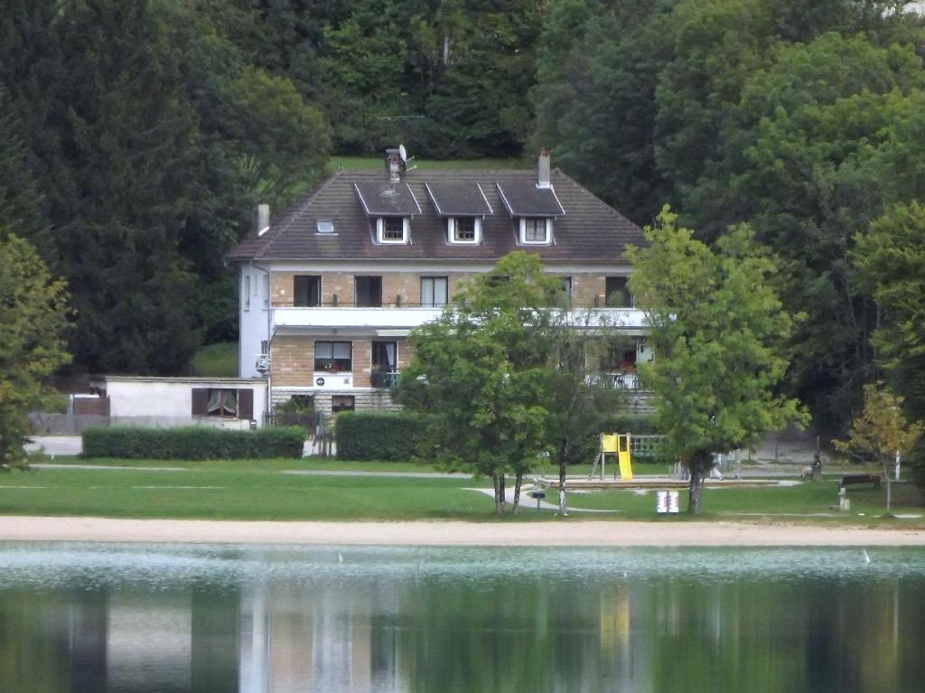 Hotel Restaurant La Chaumiere Du Lac Clairvaux-les-Lacs Exterior foto